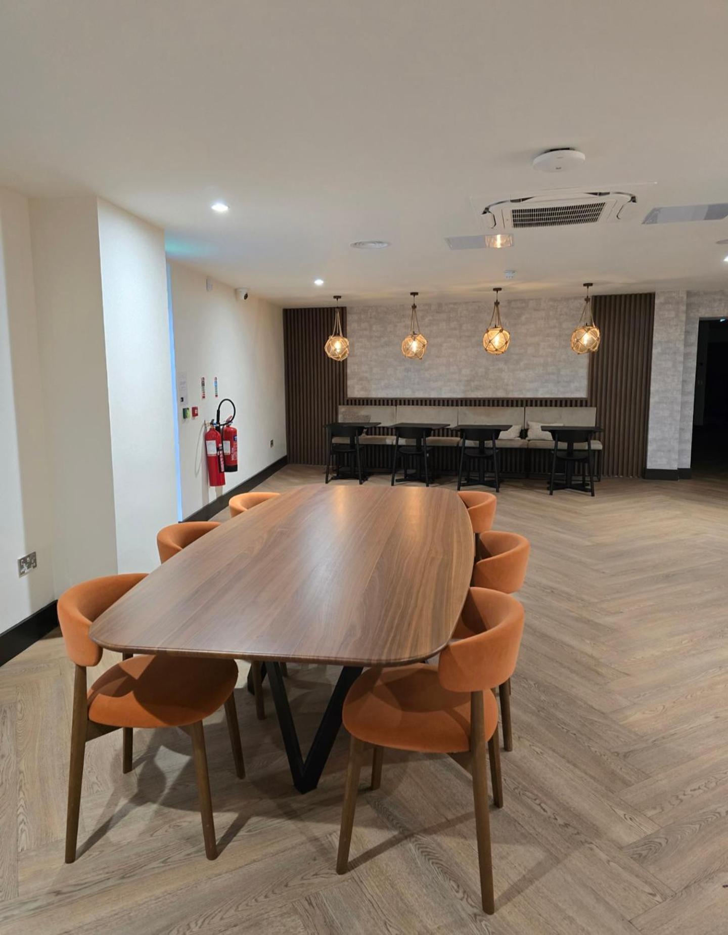 Homestay Deluxe Bedroom With Gym & Lounge