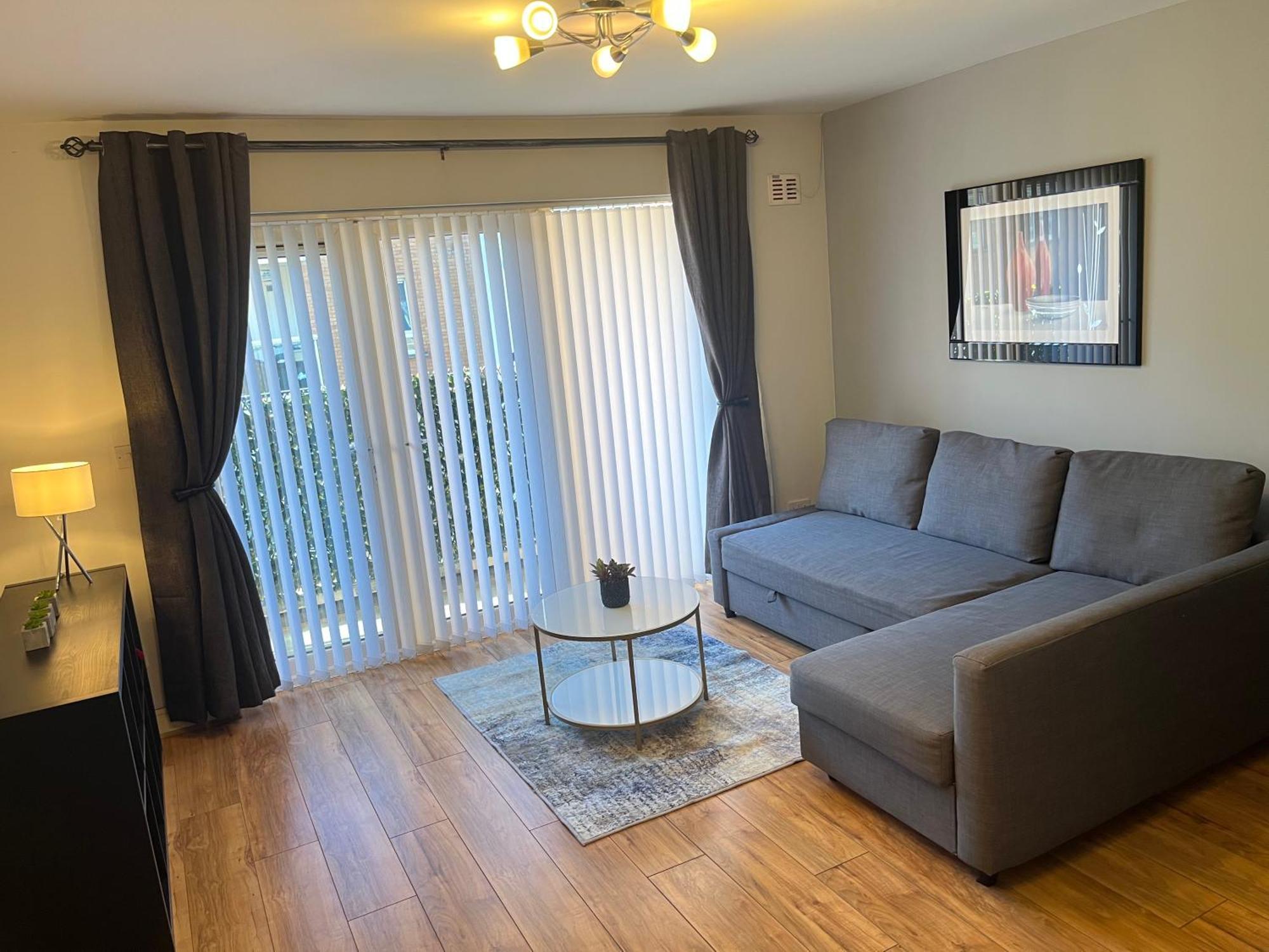 Conveniently Located, 2 Bedroom Modern Apartment *