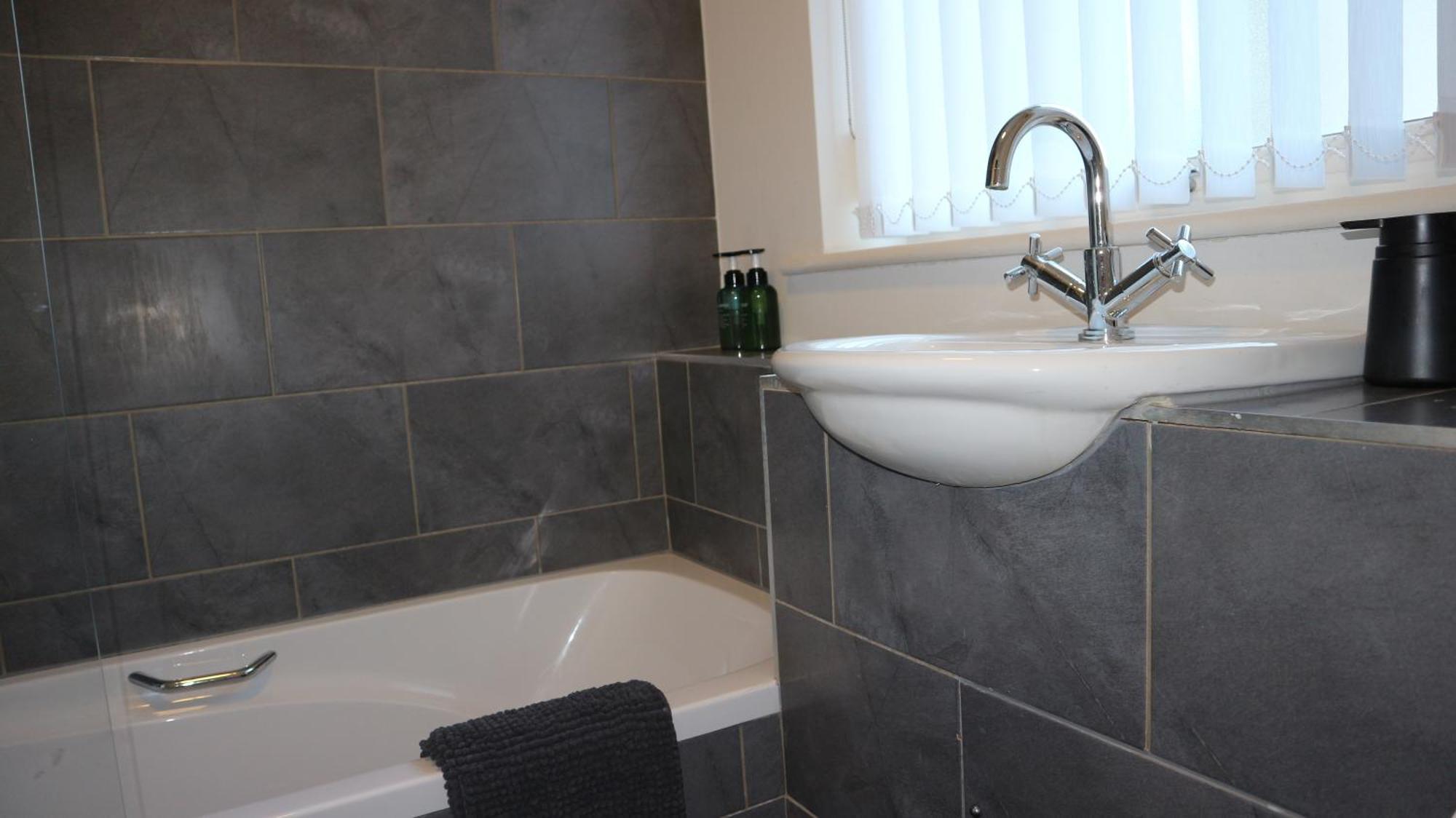 Conveniently Located, 2 Bedroom Modern *