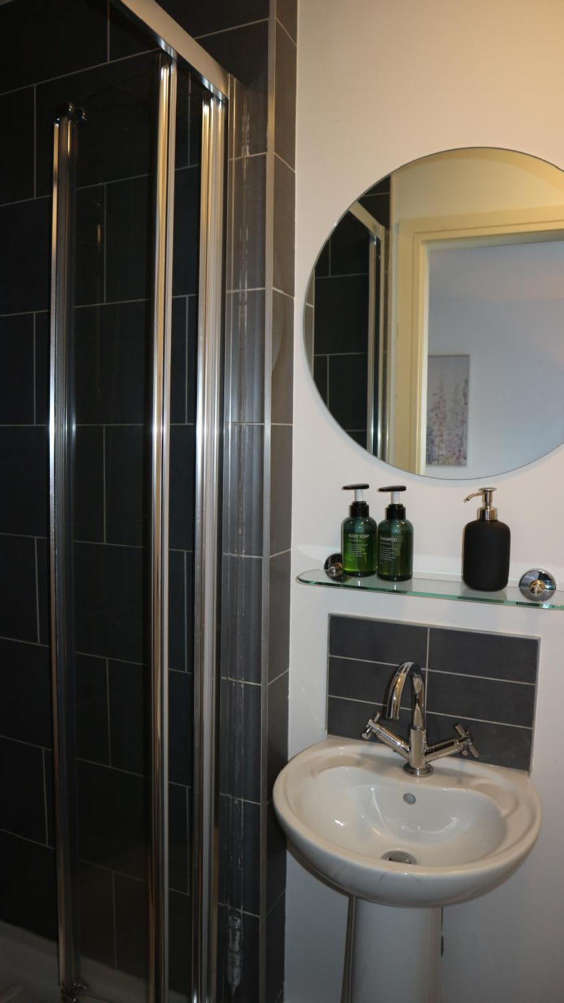 Conveniently Located, 2 Bedroom Modern Apartment *