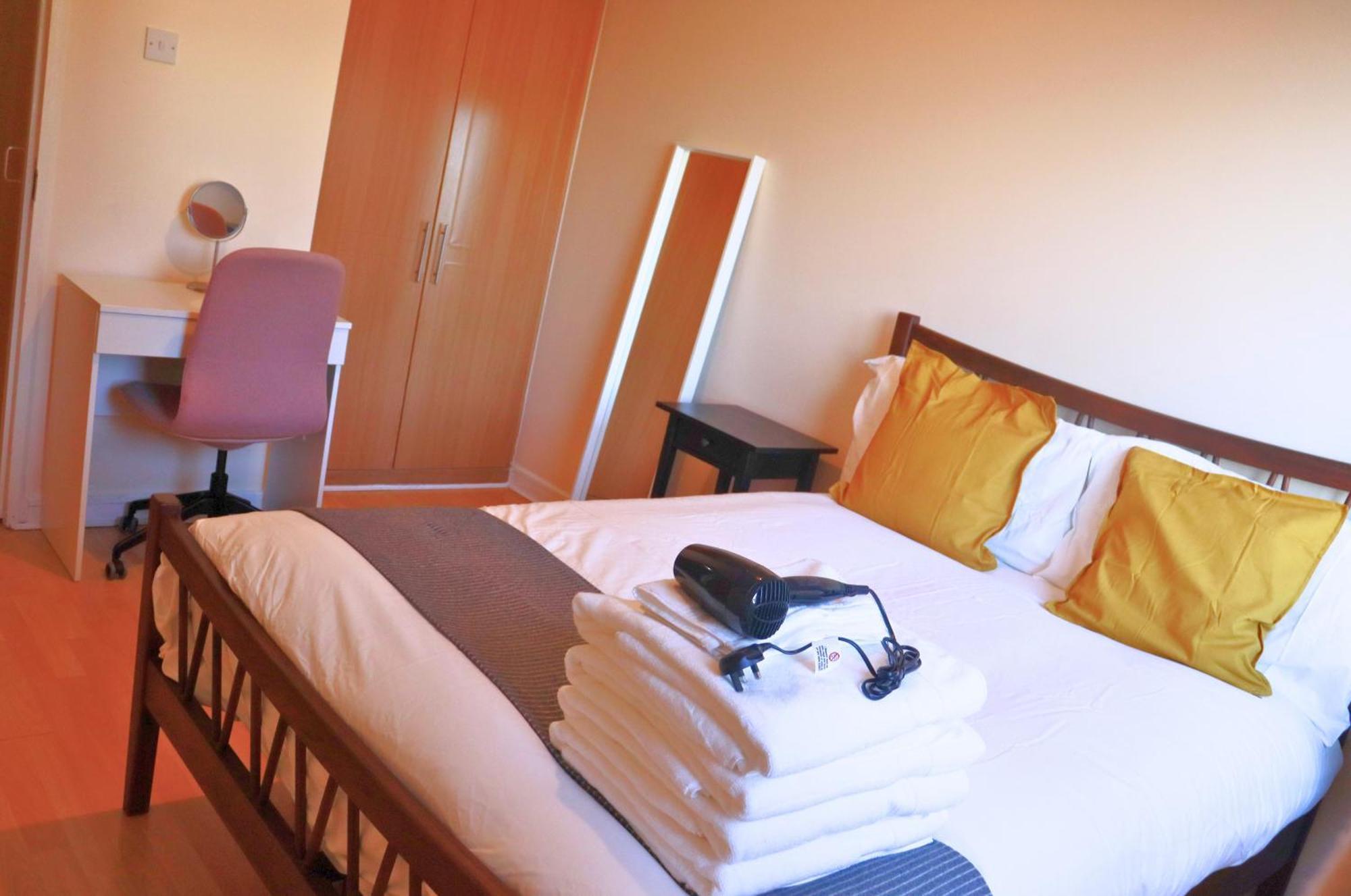 Emerald Escape Flat Near Ifsc *