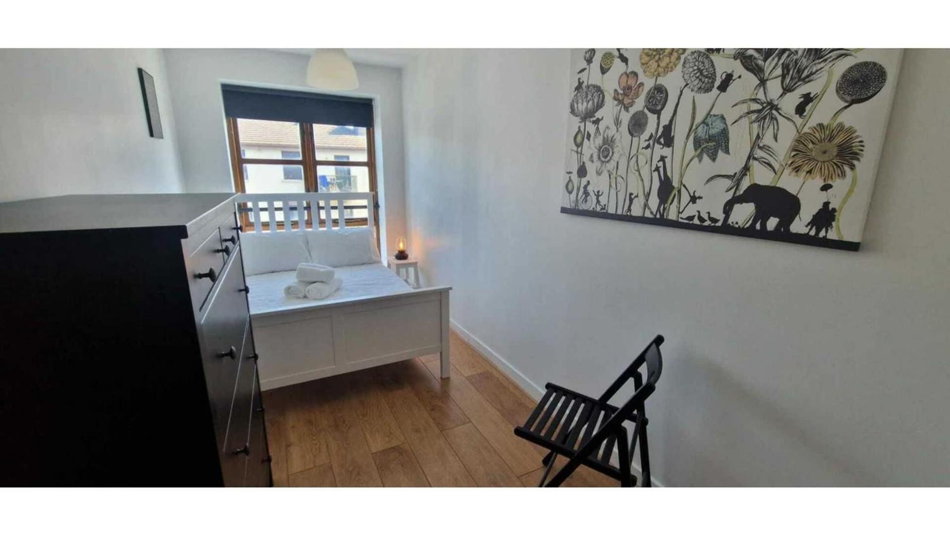 Large 2bd At Trendy Portobello Centre *