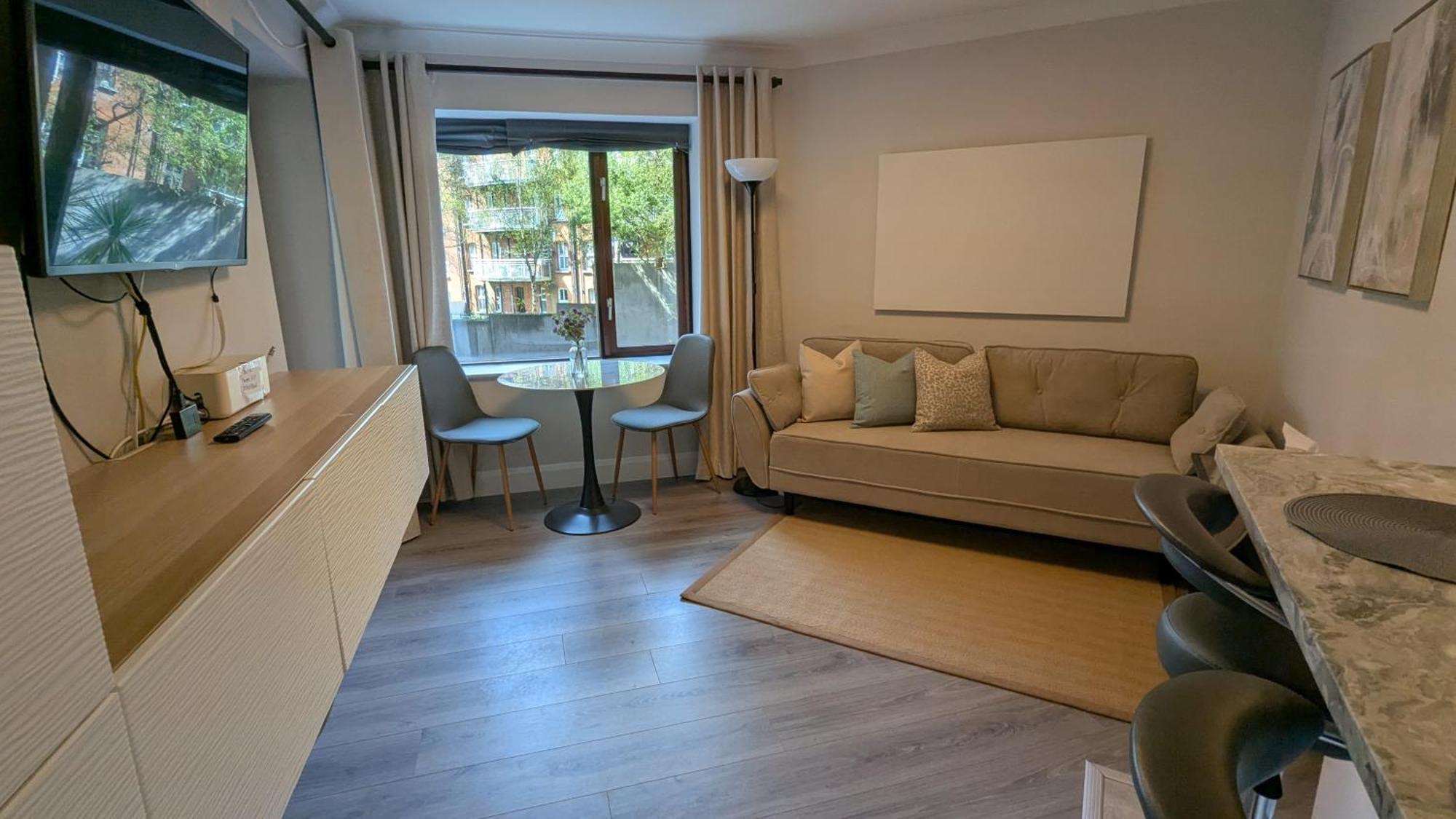 Upgraded & Slick 2bd Heart Of At Christchurch
