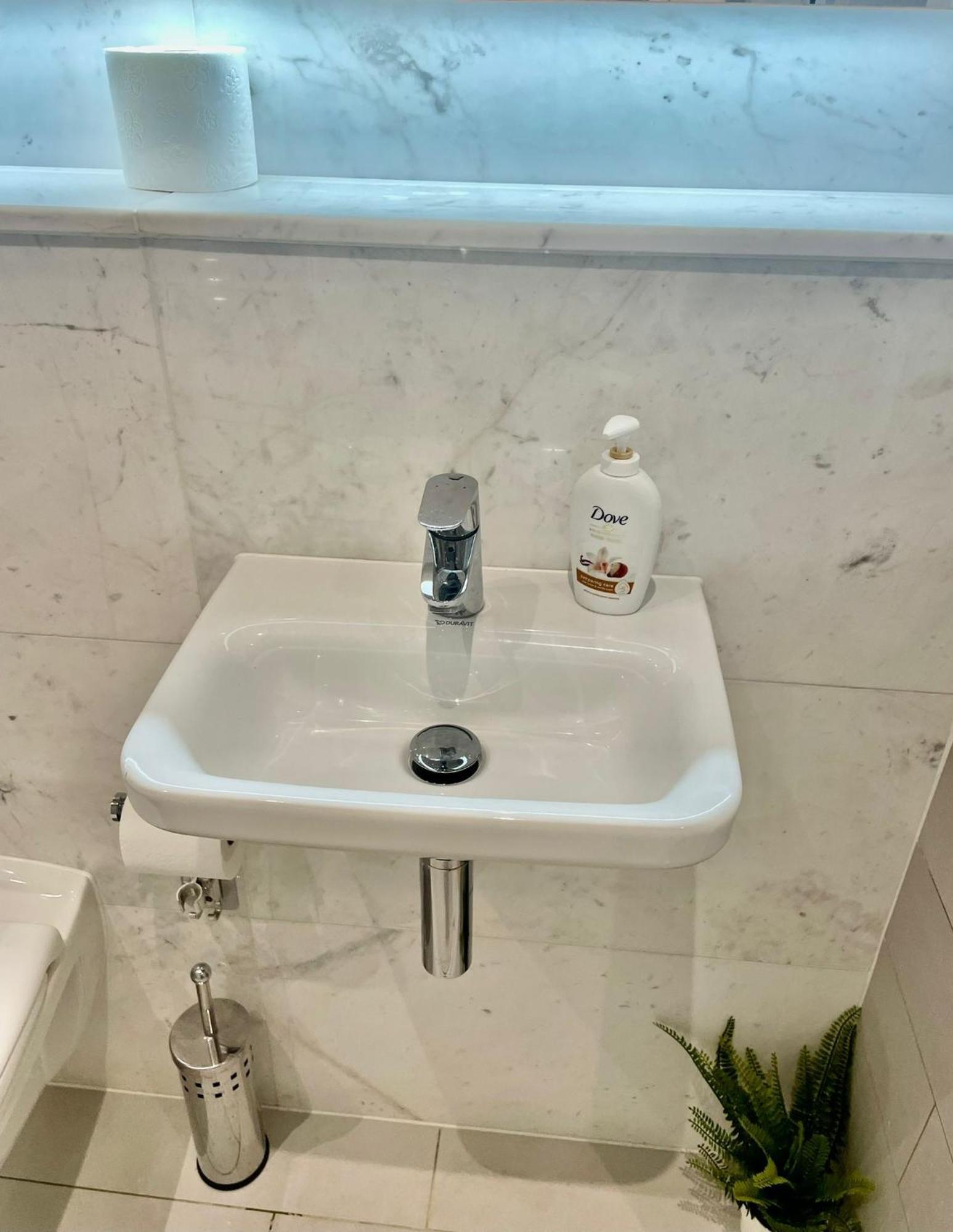 Modern Ensuite Bedroom *