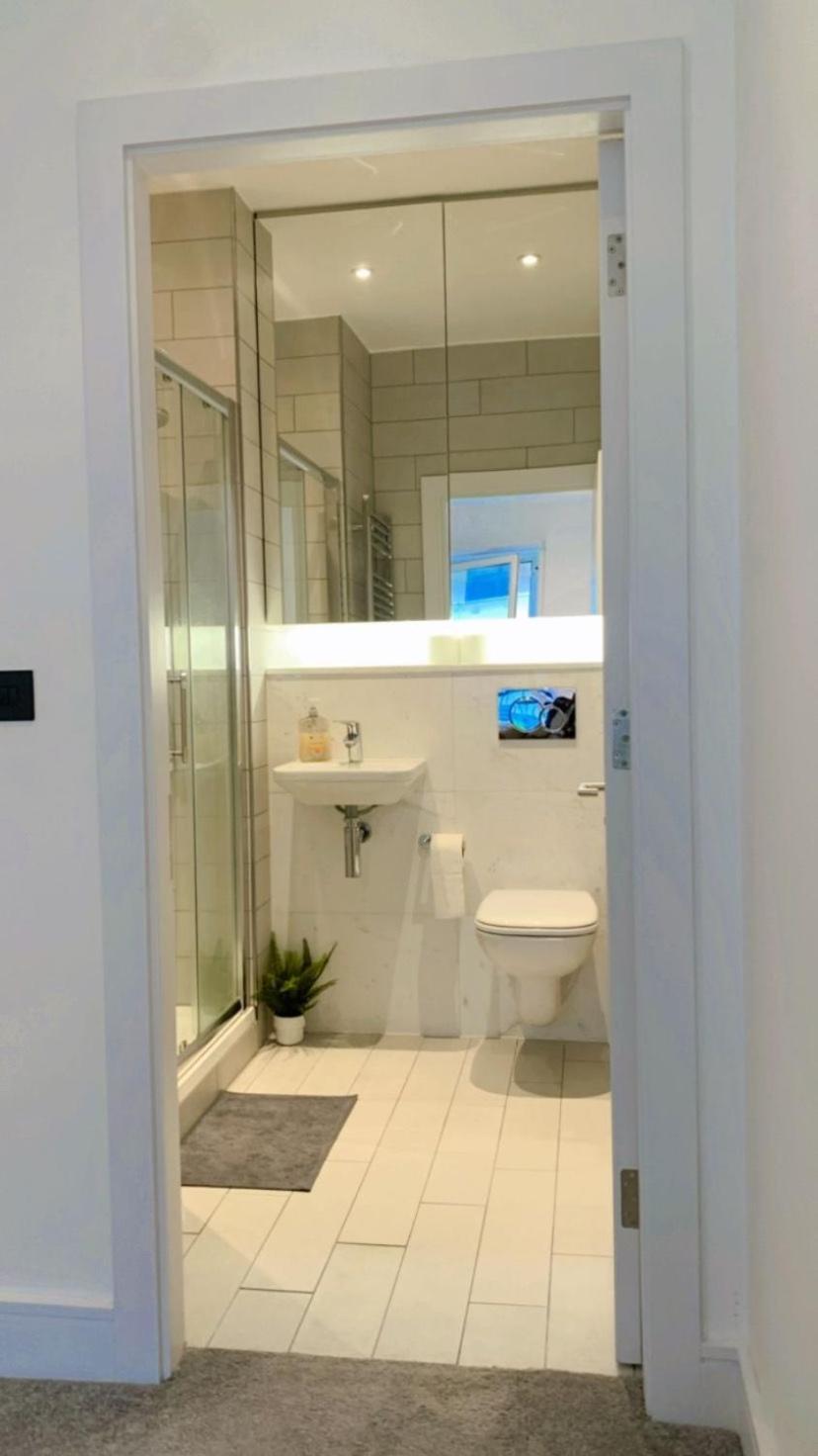 Guest house Modern Ensuite Bedroom *