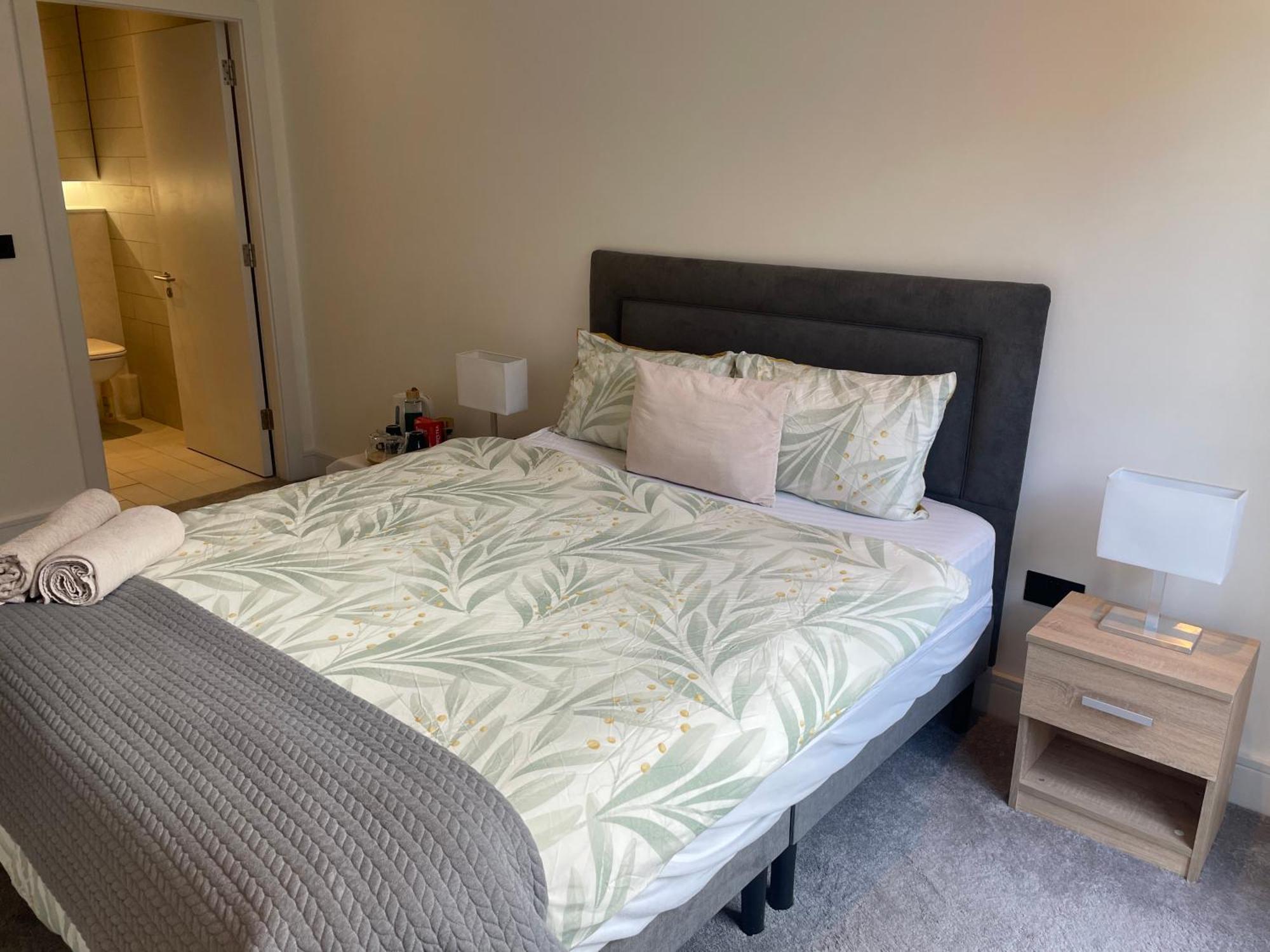 Guest house Modern Ensuite Bedroom