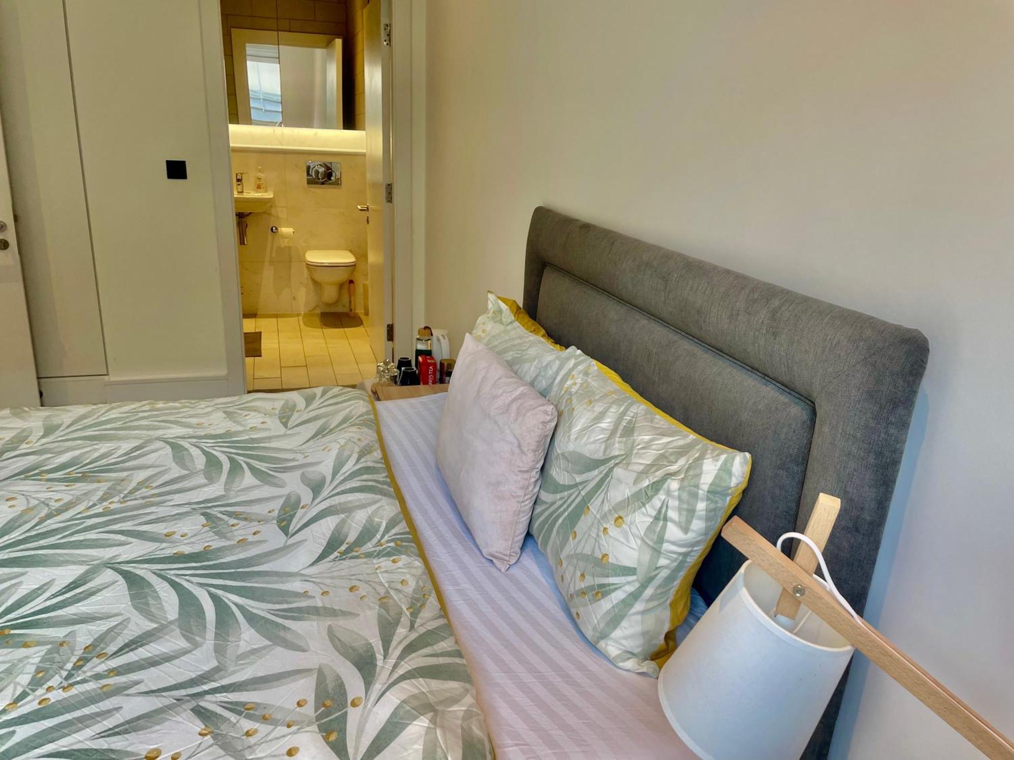 Modern Ensuite Bedroom *