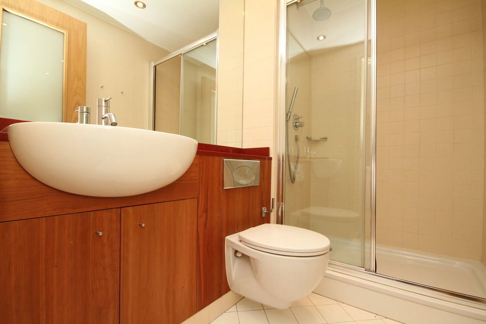 Foley Street Apartment *