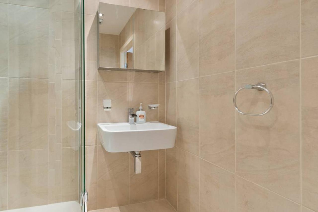 Spacious Dual-aspect 2 Bedroom *