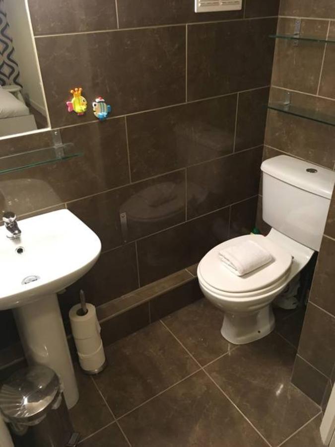 3 Bedroom House With Free Parking Apartment