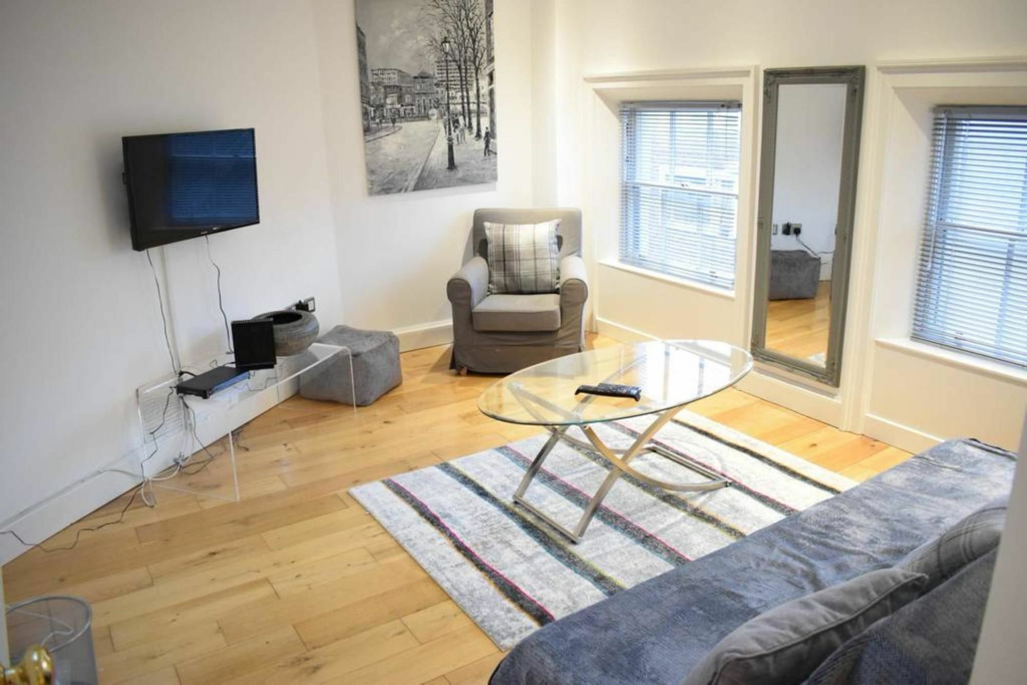 2 Bedroom Near Grafton Street Sleeps 4 Apartment *