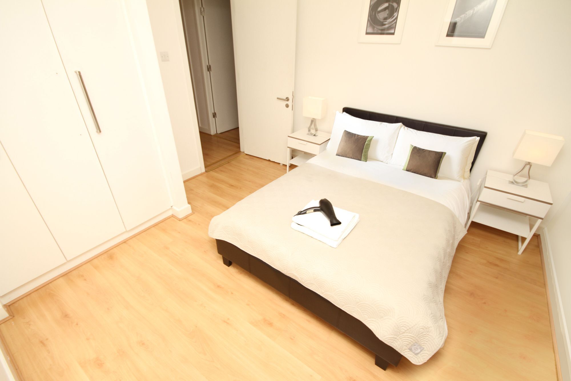 Pearse Street Sleeps 10 Apartment Dublin