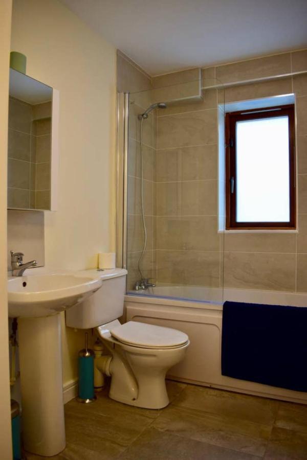 Spacious And Bright 2 Bedroom In 2 Apartment *