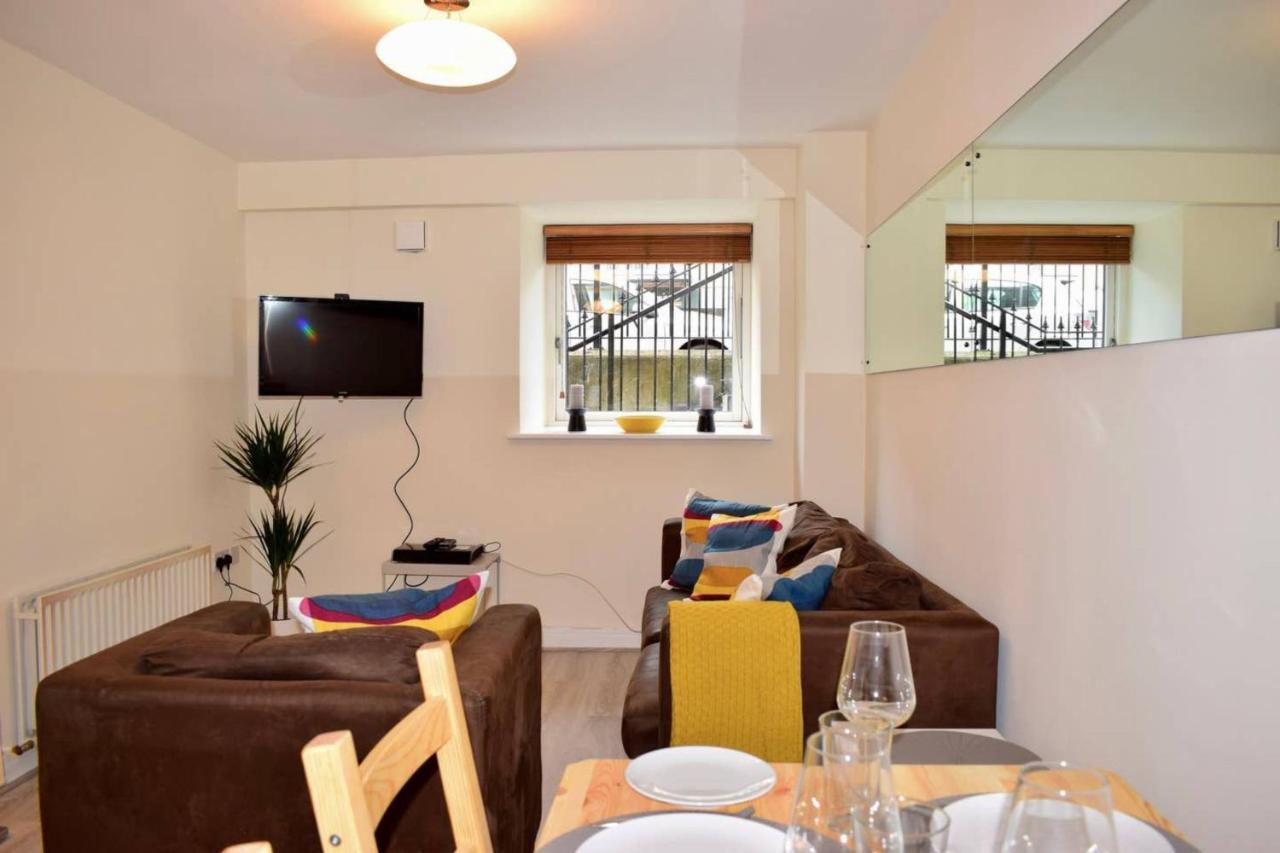 Spacious And Bright 2 Bedroom In 2 Apartment *
