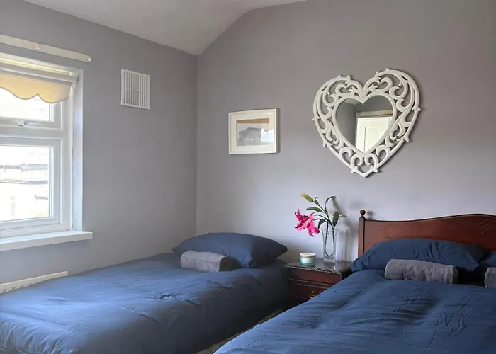 Superb Triple Room Near Airport - 4