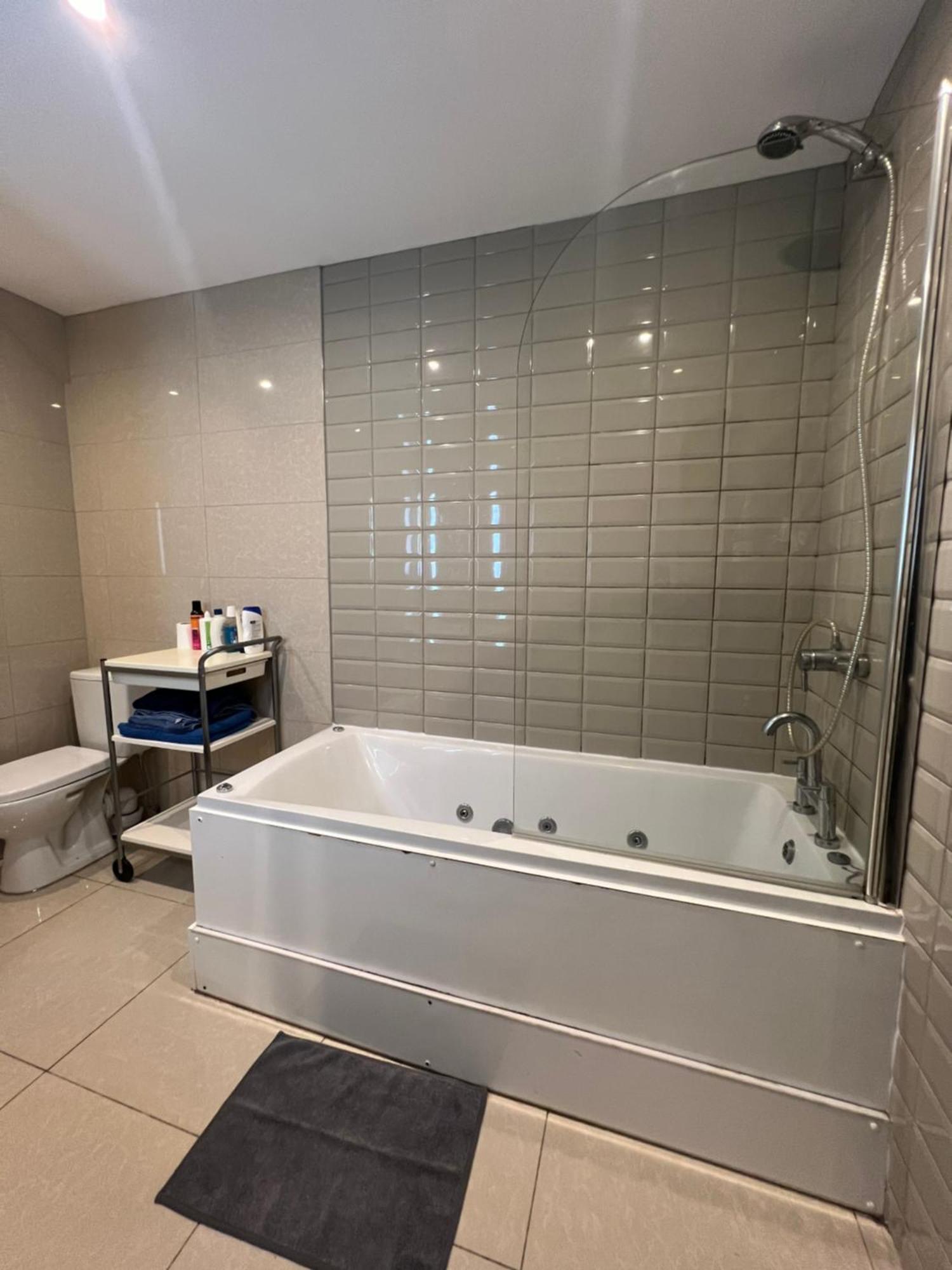 Guest house Lovely - Just 15 Mins To Centre