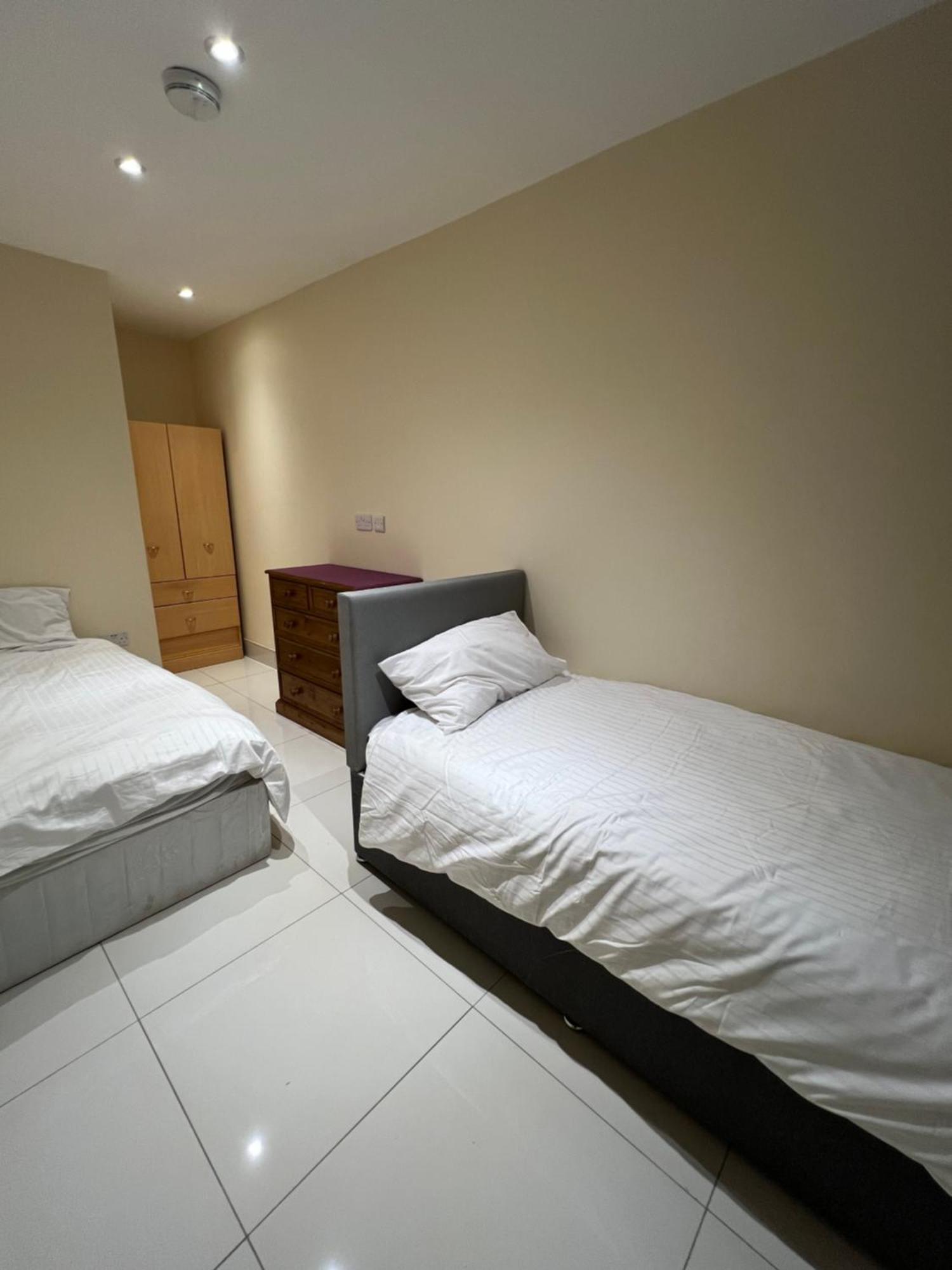 Guest house Lovely - Just 15 Mins To Centre *