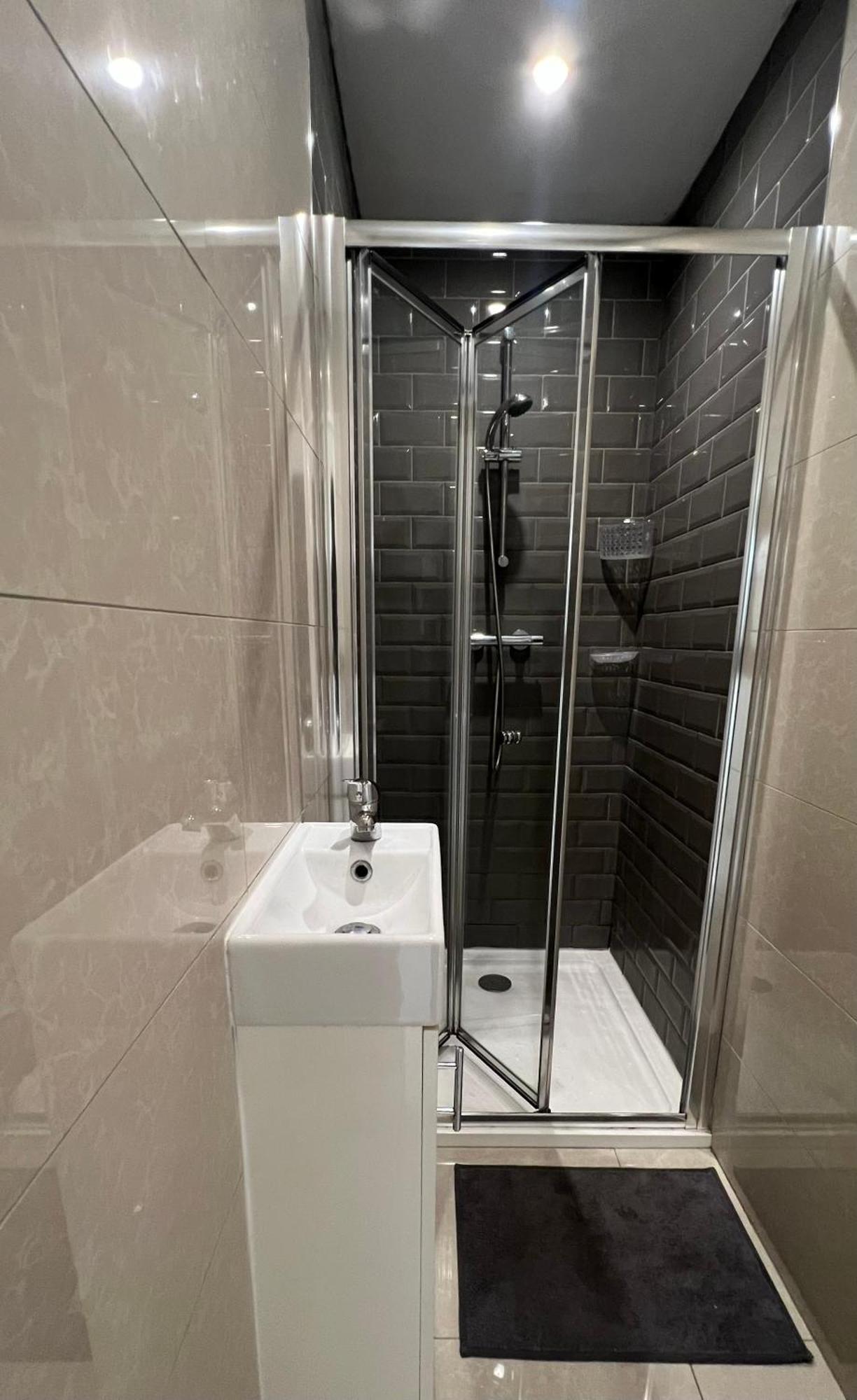 Lovely - Just 15 Mins To Centre Guest house