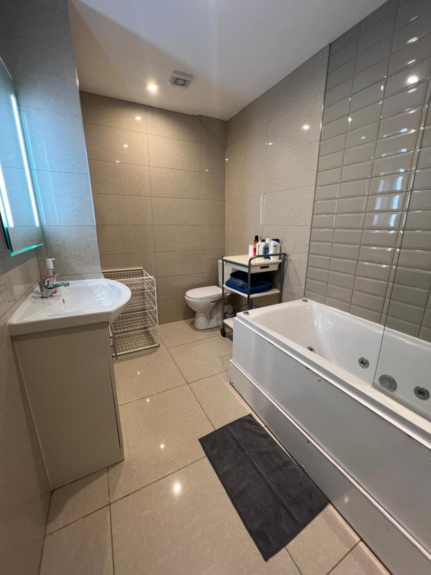 Guest house Lovely - Just 15 Mins To Centre *