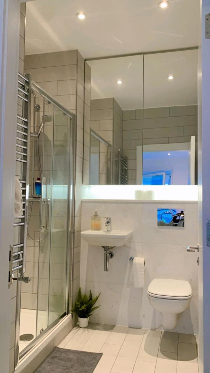 Modern Ensuite Bedroom *