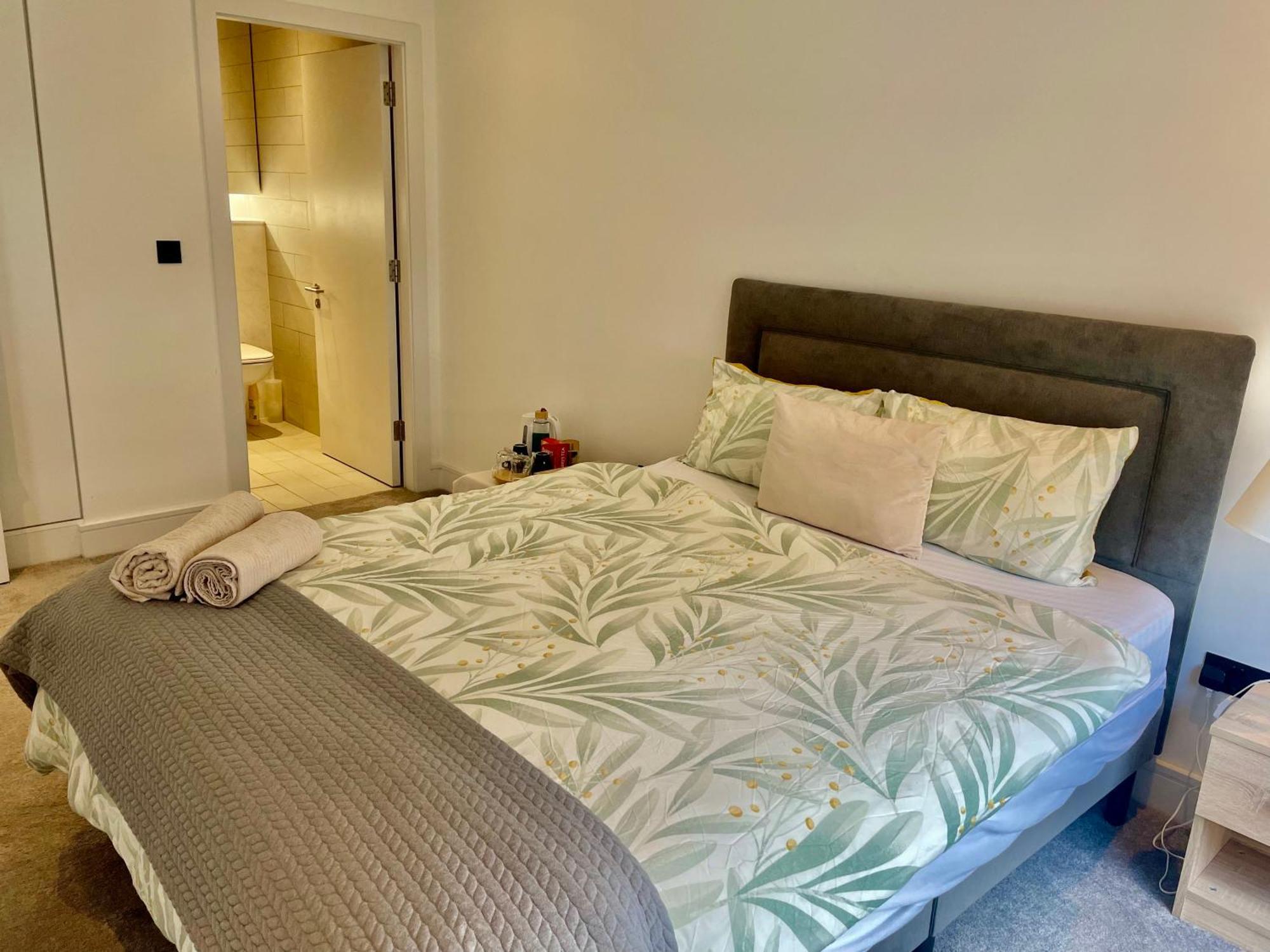 Guest house Modern Ensuite Bedroom
