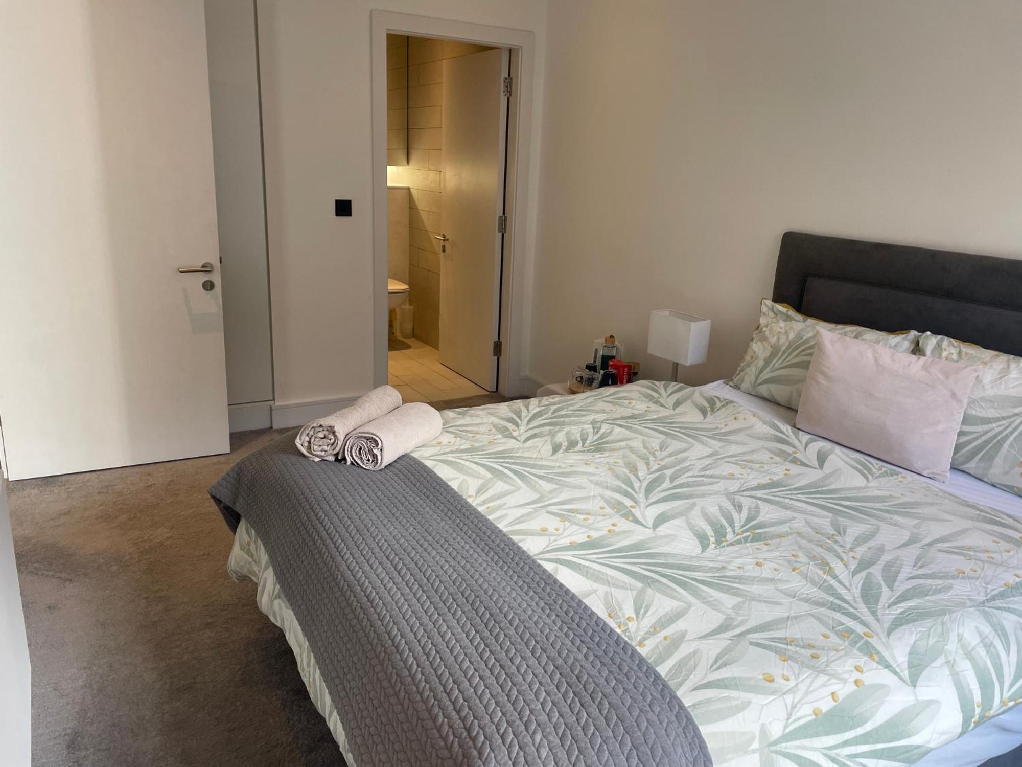 Modern Ensuite Bedroom *