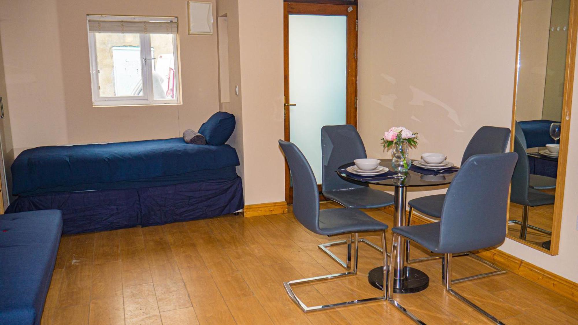 Cosy Flat Off Centre Apartment *