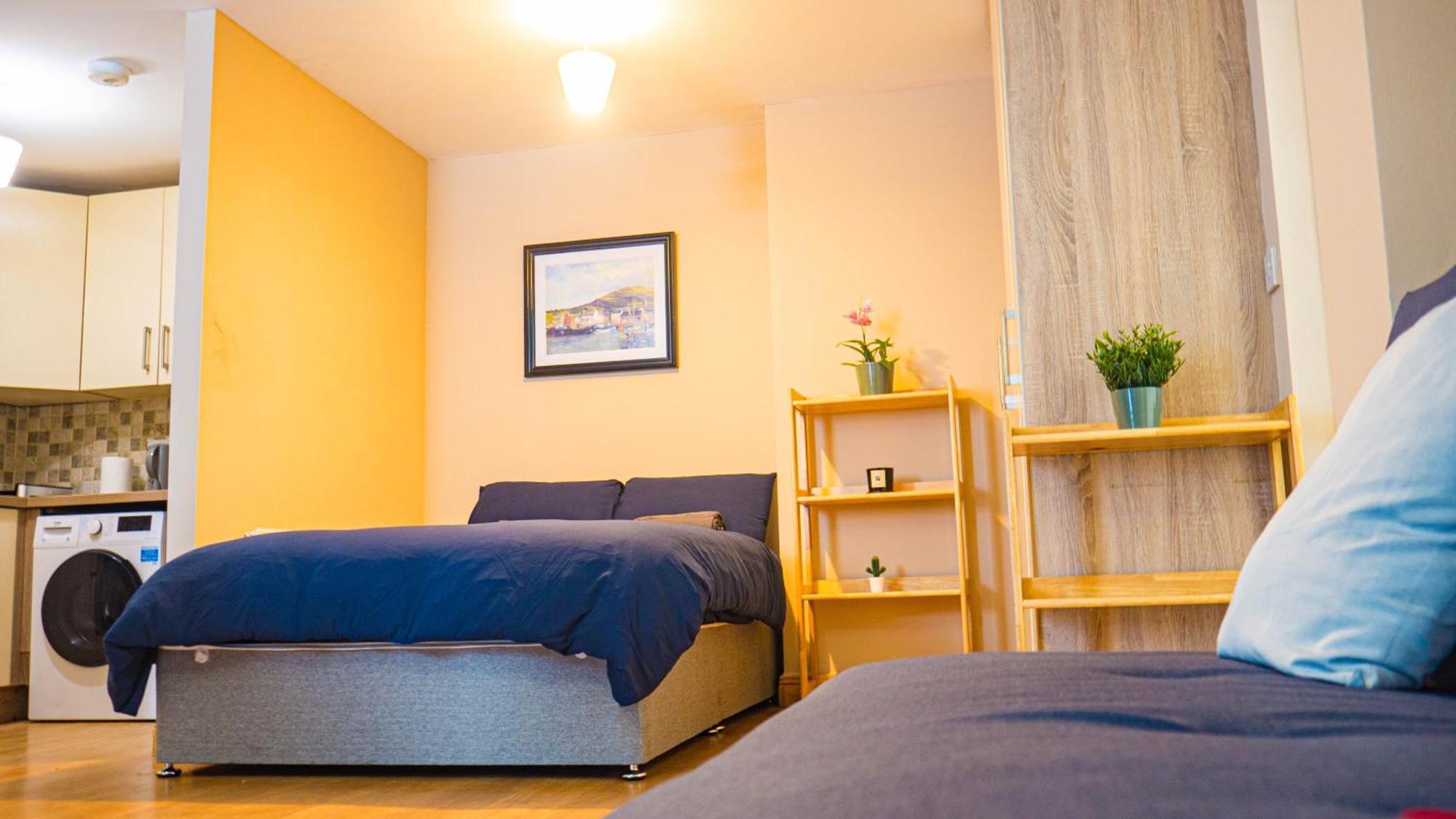 Cosy Flat Off Centre