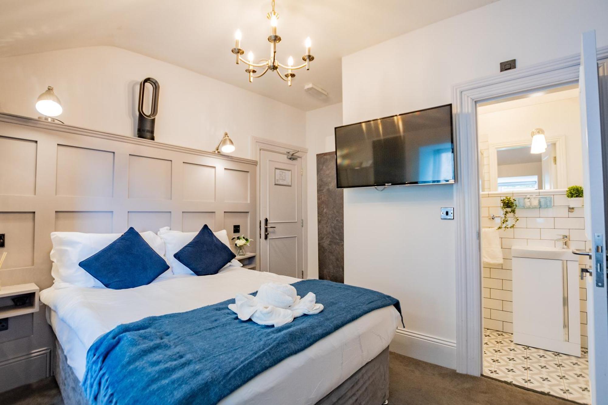 Modern On The Marina Apartment