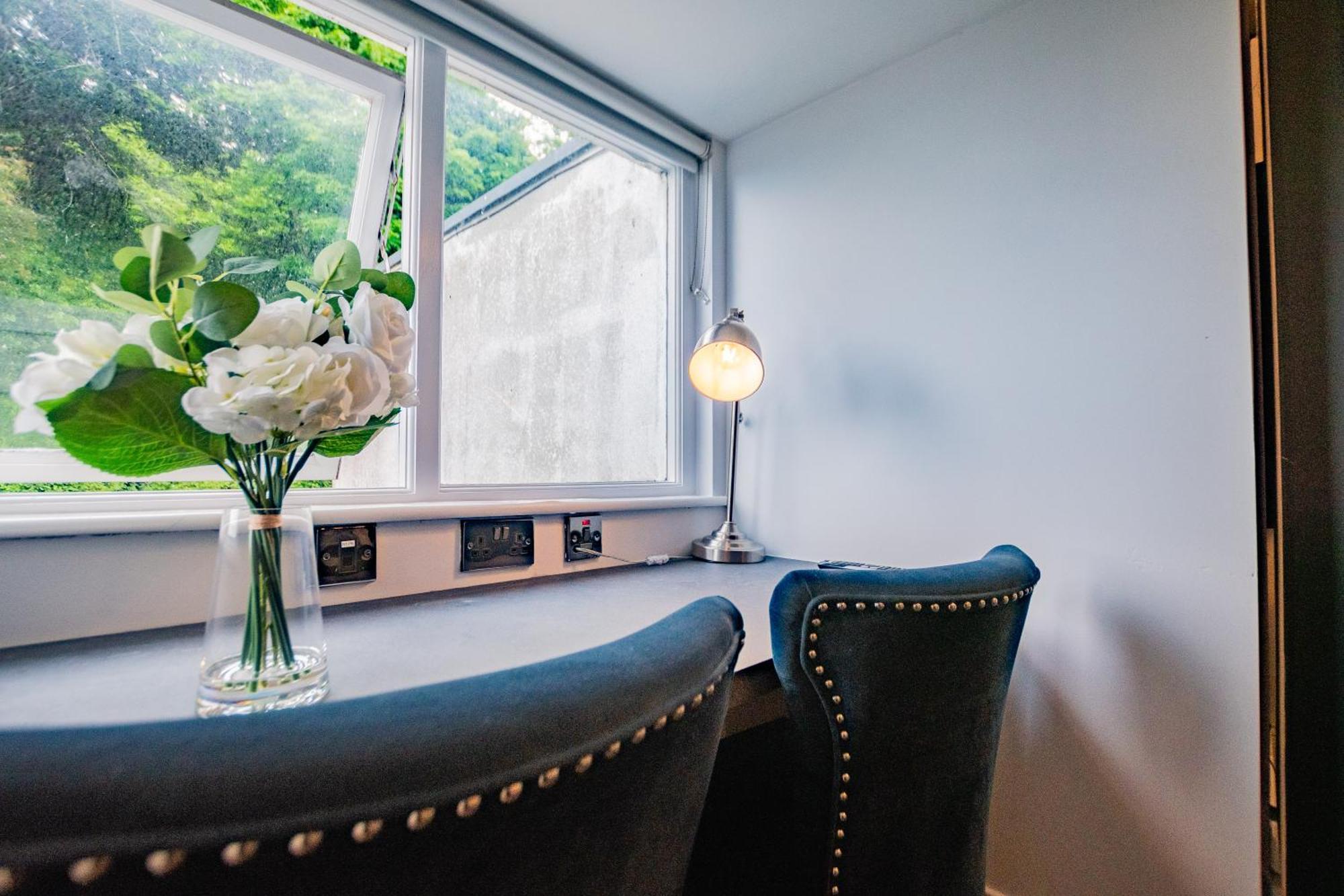 Modern On The Marina Apartment
