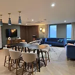 Central Deluxe Bedroom With Gym & Lounge