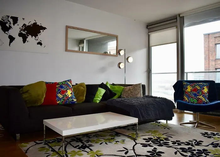 Bright 2 Bedrooms Apartment Near The 3 Arena