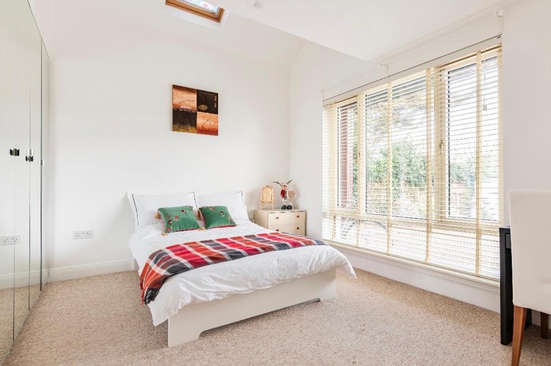 Double Bedroom With Private Toilet And Shower, Easy To Center Dublin