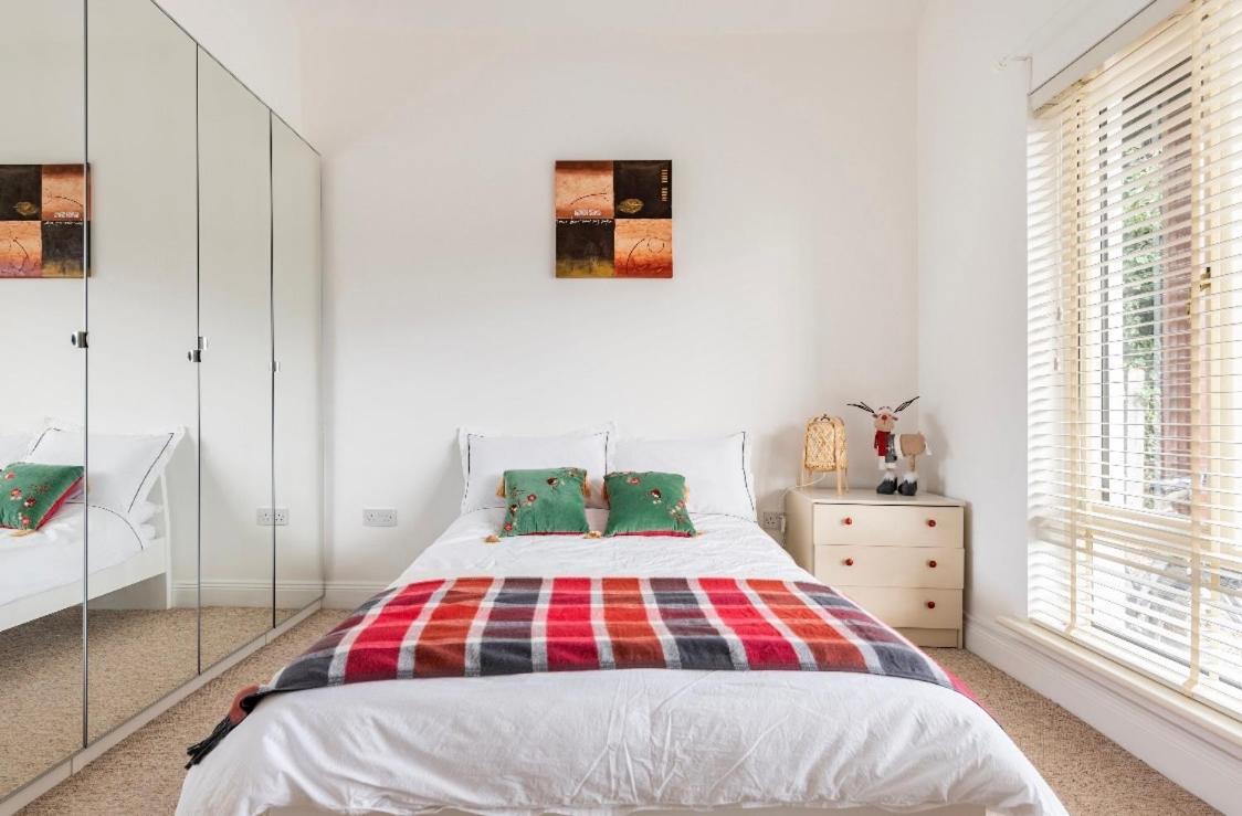 Double Bedroom With Private Toilet And Shower, Easy To Center *