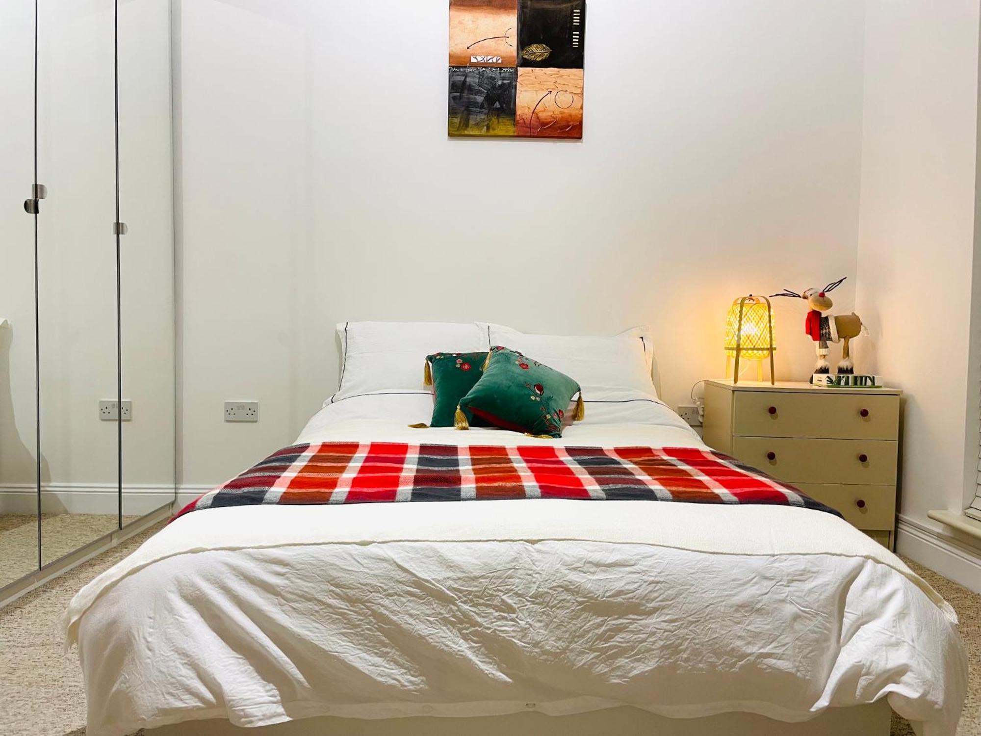 Homestay Double Bedroom With Private Toilet And Shower, Easy To Center